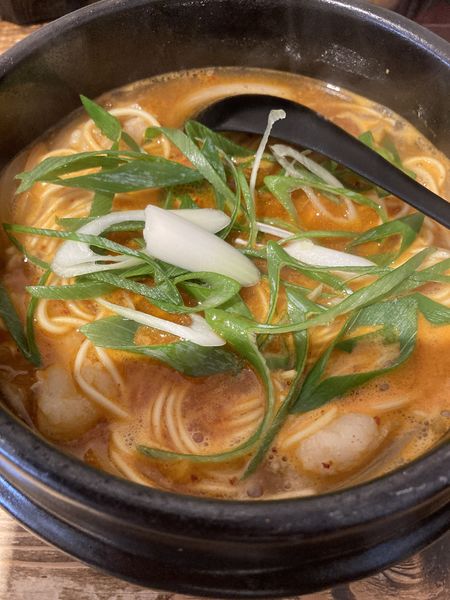 「ホルモンラーメン（赤）＋ぞうすいセット¥1,000」@白寿の写真