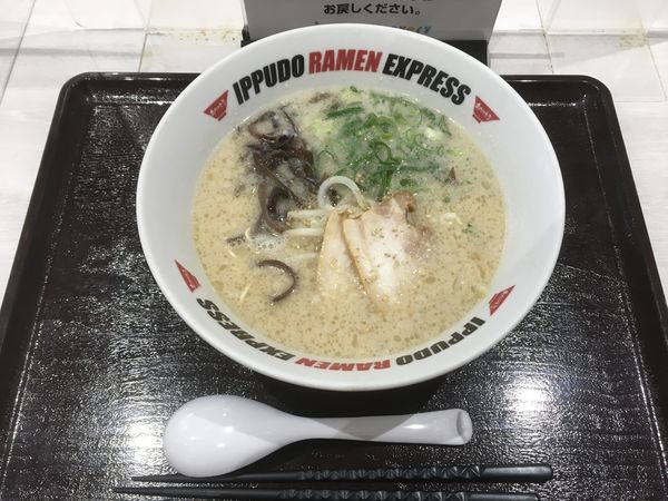 「豚骨ラーメン 750円」@IPPUDO RAMEN EXPRESS 南町田グランベリーパーク店の写真