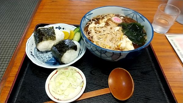 「玉子とじ（６００円）＋おにぎり（２００円）」@薮そばの写真