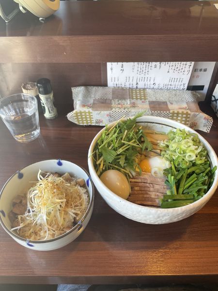 「こってり 汁なし（大盛り&味玉&ニラ&チャーシュー丼）」@麺屋 旬の写真