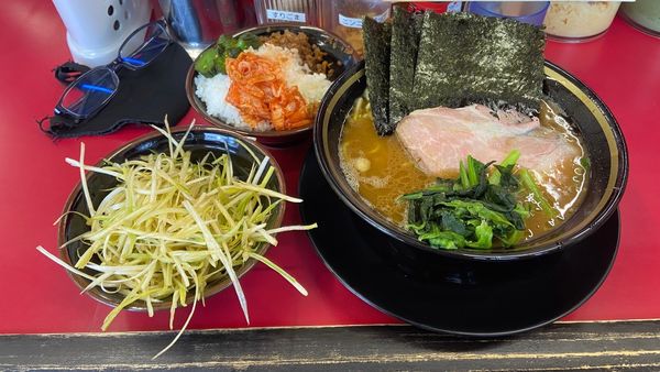 「豚骨醤油＋和風ネギ＋ライスバー」@家系ラーメン王道 いしい 市原五井店の写真