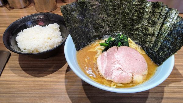 「ラーメン(味濃･麺硬)+海苔･ライス並(サービス)」@横浜らーめん渡来武 総本店の写真