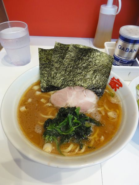 「ラーメン硬め650円半ライス２杯」@ラーメン 三浦家の写真