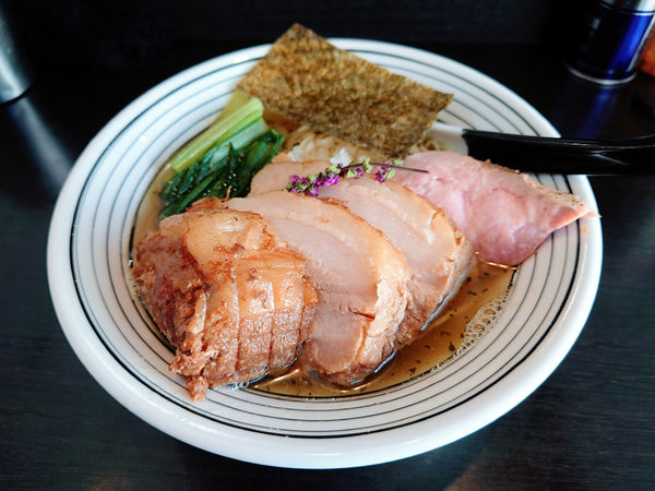 「塩煮干しそば+厚切り豚×2」@陽はまたのぼるの写真