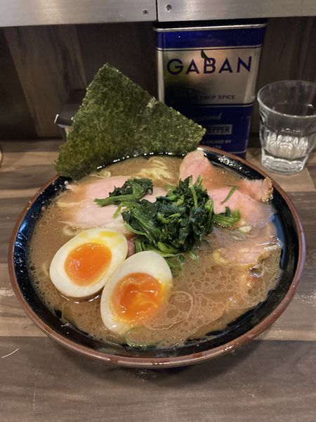 「チャーシューメン＋半熟玉子」@神田ラーメン わいず 神田本店の写真