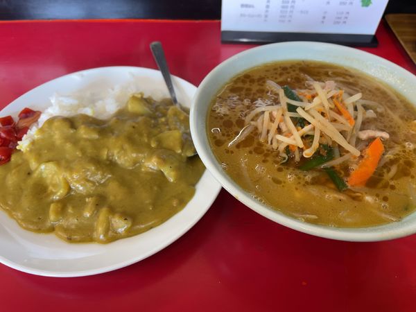 「カレーライスと味噌ラーメン」@萬来軒の写真