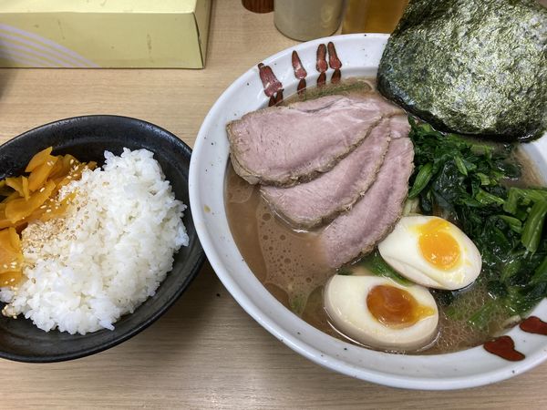 「ラーメン中＋フル装備」@横浜らーめん 武蔵家 池袋店の写真