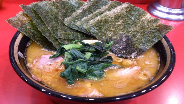 「ラーメン(麺硬め･味濃いめ･油多め)＋のり」@家系総本山 ラーメン吉村家の写真