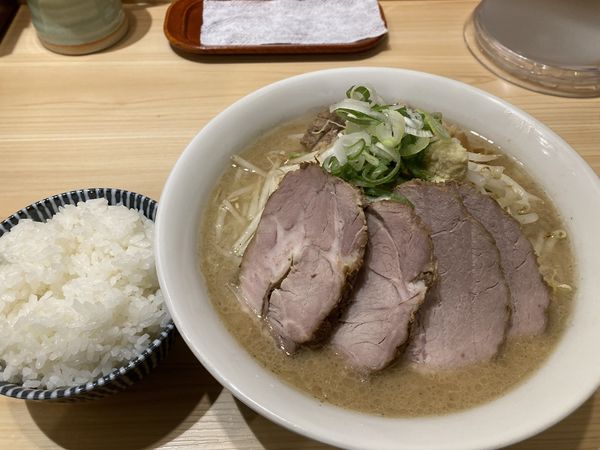 「チャーシューめん(味噌)＋もやし＋ご飯」@三ん寅の写真