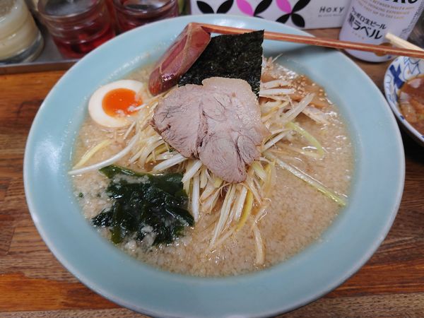 「ネギラーメン800円+牛スジ350円+缶ビール450円」@ラーメンHOUSE リュウビの写真