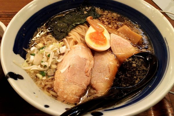 「こく旨らーめん(醤油)(830円)大盛(120円)」@らーめん直久 新宿西口店の写真