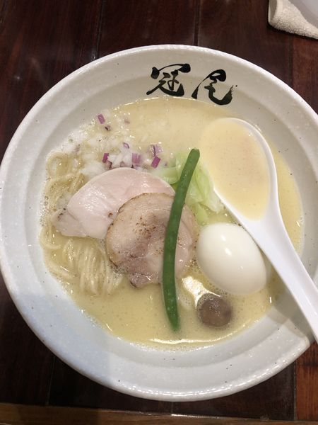 「純白湯らぁめん(無料クーポン)➕味玉130円」@らぁめん冠尾 恵比寿西店の写真