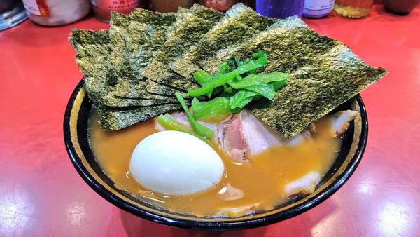 「チャーシューメン(麺硬･味濃･油少)+海苔･木耳･白玉」@家系総本山 ラーメン吉村家の写真