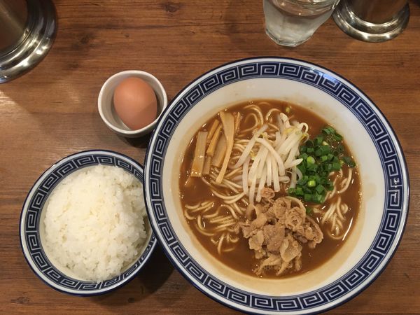 「徳島セット 1000円(ラーメン+生玉子+小ライス)」@徳島ラーメン はるまの写真