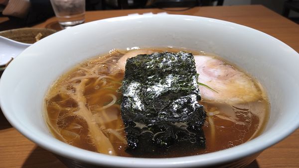 「醤油らぁ麺」@支那そばや 東京ラーメンストリート店の写真