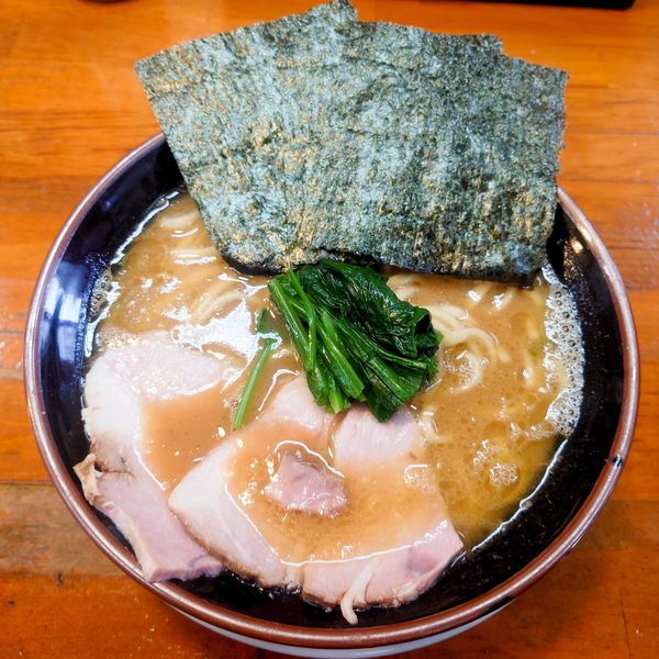 「家系らーめん900円　大盛150円　サービスライス」@会津ばんだいらーめん 伊勢崎店の写真