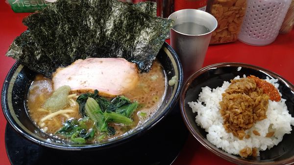 「ラーメン(並)¥700+のり¥100+ライス¥100-」@IEKEI_TOKYO 王道家直系の写真