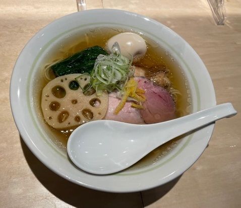 「特製塩鶏ラーメン　1,000円。」@小さな野はらの木の下での写真