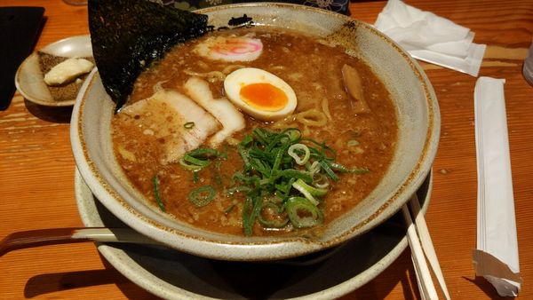 「魚介豚骨ラーメン（太麺）」@越後秘蔵麺 無尽蔵 しながわ家の写真