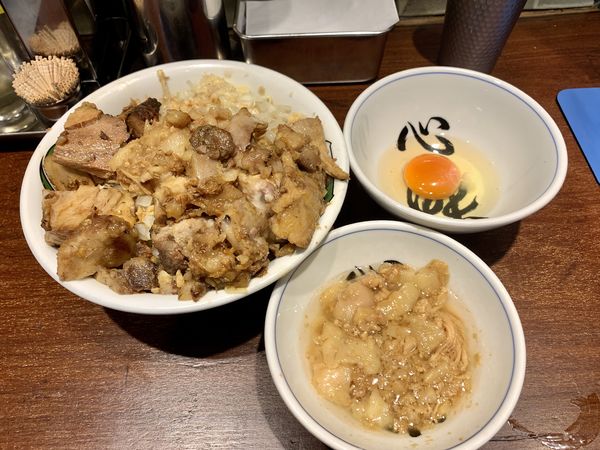 「汁なしそば＋トロ豚＋アブラ」@ラーメン 雷 東京本丸店の写真