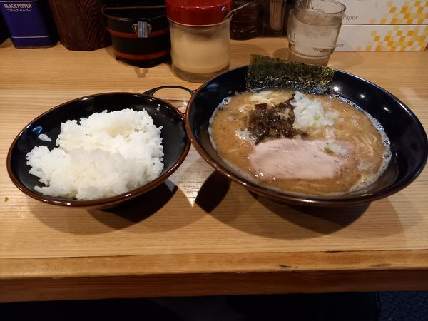 「豚骨醤油ラーメン」@柴田商店の写真