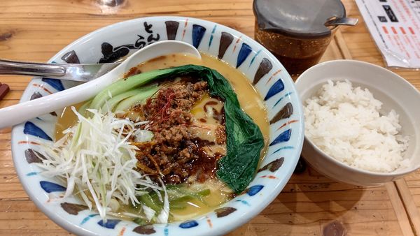 「麻辣担々麺+小ライス」@とんこつラーメン 七志 港南台バーズ店の写真