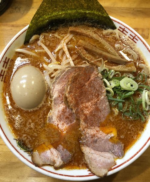 「辛いらぁめん(手打ち麺)〔無料クーポン〕➕味玉120円」@なるめんの写真