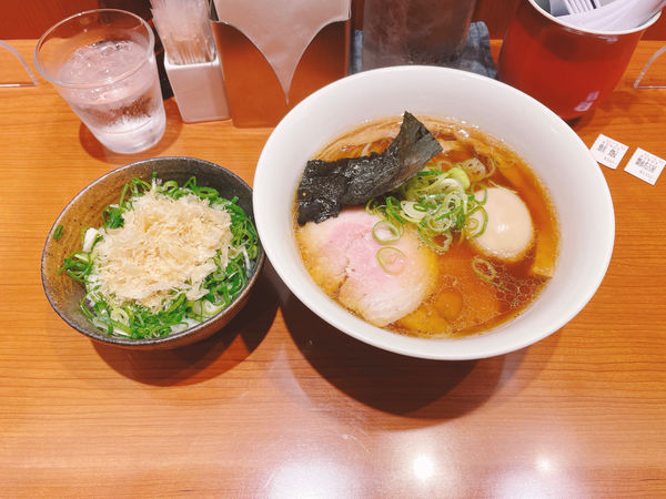 「玉子入り醤油らぁ麺」@支那そばや 東京ラーメンストリート店の写真