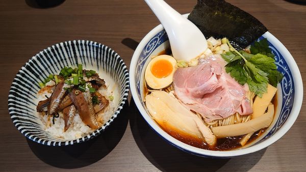 「煮干しそば（黒醤油） 750円 + いわし丼 450円」@寿製麺よしかわ 坂戸店の写真