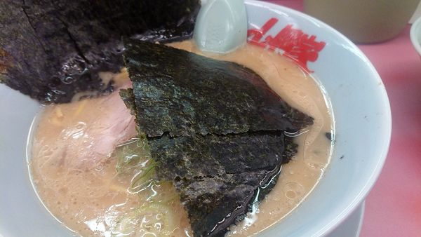 「醤油ラーメン 海苔トッピング」@ラーメン 山岡家 高崎倉賀野店の写真
