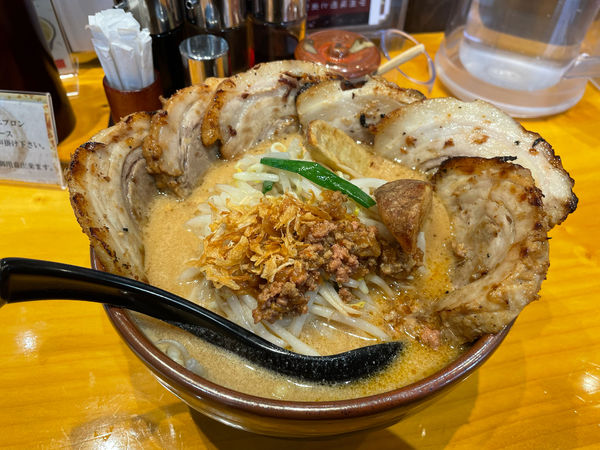 「北海道味噌　炙りチャーシュー麺大盛り　トッピング炙りチャーシュー」@味噌らーめん専門店 蔵出し味噌 門左衛門 西浦和店の写真