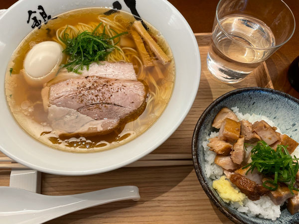 「特製中華そば＋肉ご飯」@中華そば 銀座 八五の写真