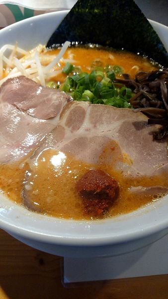 「あかおにとんこつ ②辛 ＋ ミニもつ煮めし」@中華そば専門 めんやいただきの写真