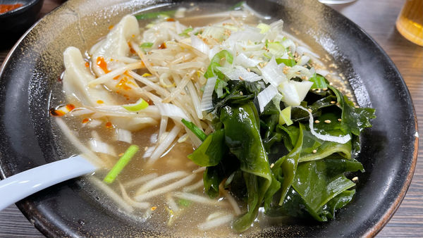 「ワカメと餃子の塩ニンニクそば」@ラーメン 仙花の写真