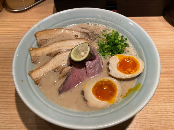 「ラム豚骨ラーメン全部のせ」@自家製麺 MENSHO TOKYOの写真