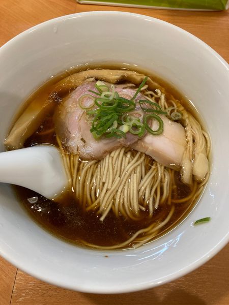「醤油らぁ麺」@らぁ麺 はやし田 池袋店の写真