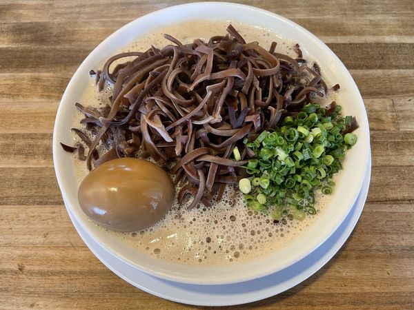 「博多ラーメン650円＋木耳200円+味玉150円」@博多ラーメン まっしぐらの写真