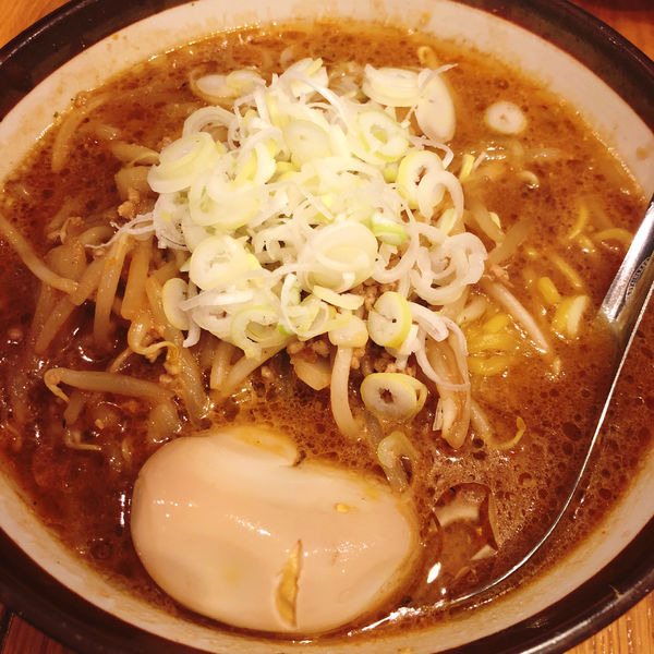 「札幌味噌ラーメン 820円 わけあり味玉 30円」@横浜らーめん 吉田家の写真