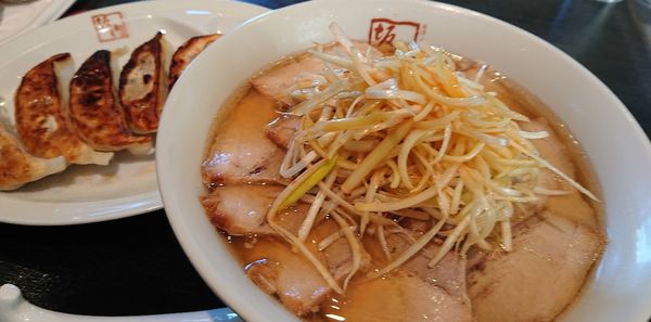 「ねぎ焼豚ラーメン990円(クーポン)＋餃子180円(クーポン)」@喜多方ラーメン坂内 本庄店の写真