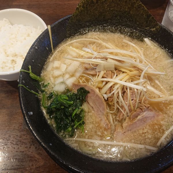 「ネギラーメン850円、半ライス100円」@拉麺・呑み喰い処 伊八の写真