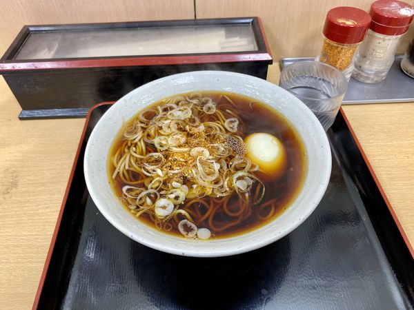 「かけそば250円 ゆで玉子クーポン」@梅もと 船橋店の写真