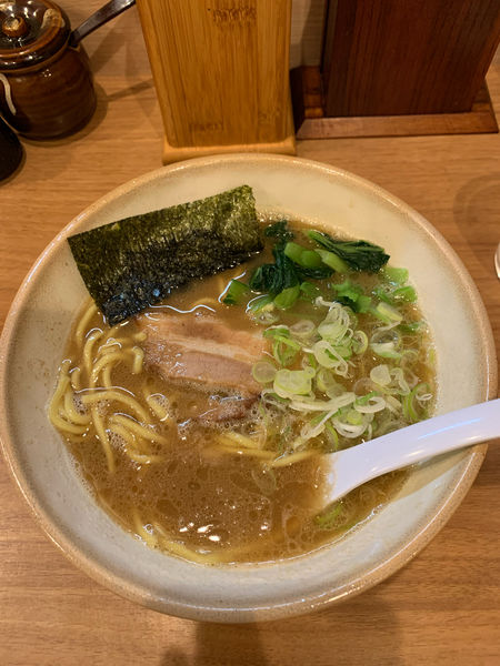 「豚骨醤油らーめん　並　太麺」@豚蔵 せせらぎ通り店の写真