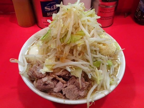 「小ラーメン（750円）＋温泉玉子＋チーズ　ニンニクカラメ」@ラーメン二郎 府中店の写真