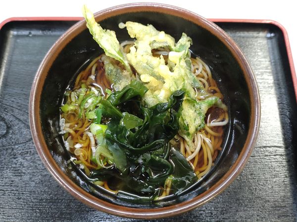 「かけそば＋あしたば天（１００円）＝４１０円」@めんやの写真