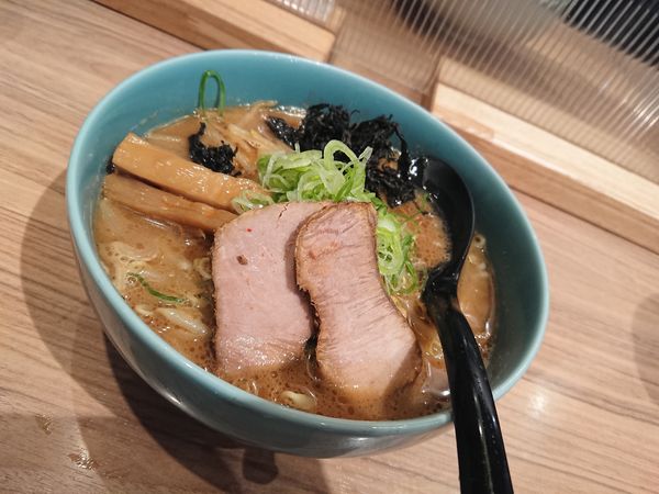 「我流札幌醤油らーめん 900円」@札幌飛燕の写真