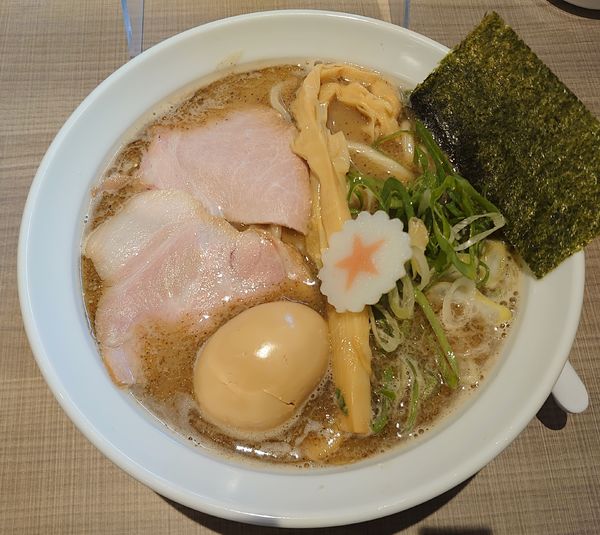 「味玉濃厚煮干しラーメン(970円)」@東京ラーメンショーセレクション極み麺「まぐちゃんラーメン」 越谷店の写真