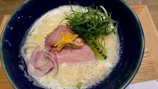 「昆布と鶏の濃厚白湯ラーメン(900円税込)」@つけ麺 らぁ麺 やまこうの写真