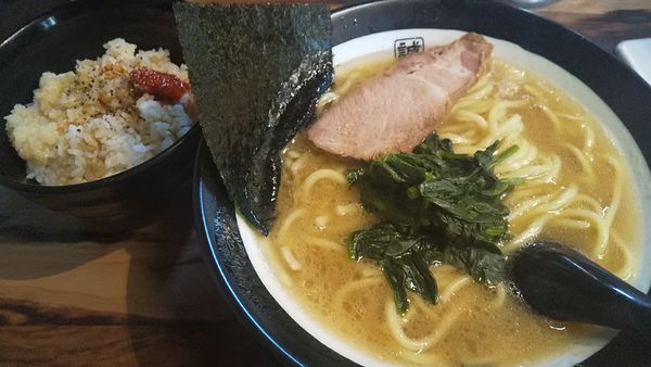 「ラーメン・太麺+ライス　替玉無料（￥700+150）」@豚骨醤油らーめん 誠屋 八幡山本店の写真