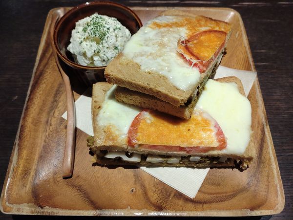 「キーマカレーと季節の彩り野菜サンド（セット）　９４６円　※」@自家焙煎珈琲 みじんこの写真