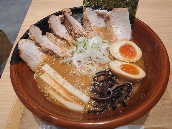 「【らーめん吉山商店】焙煎ごまみそWチャーシュープレミアム」@ラーメンWalkerキッチンの写真